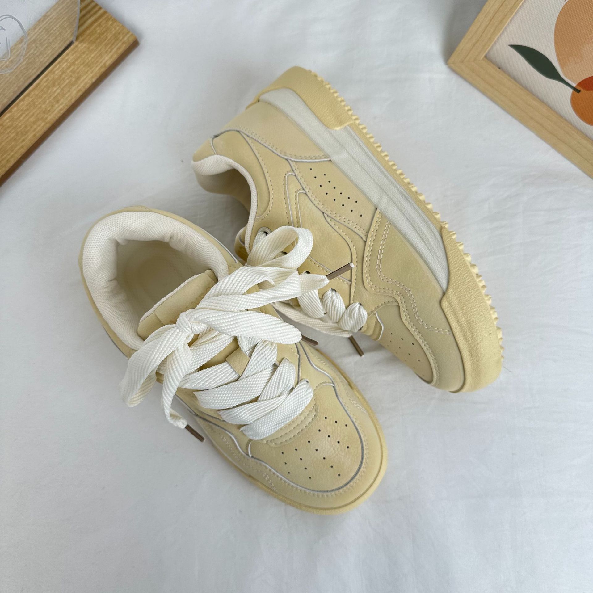 Zapatos de suela gruesa de ondas bajas de nicho femenino, zapatos de entrenamiento de estilo alemán, 2025 primavera nuevos zapatos de lona de fibra