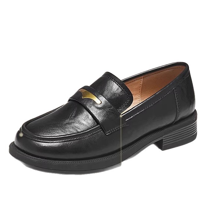 2026 nuevo estilo primavera y otoño inglés zapatos de cuero negro tacones gruesos y suaves.