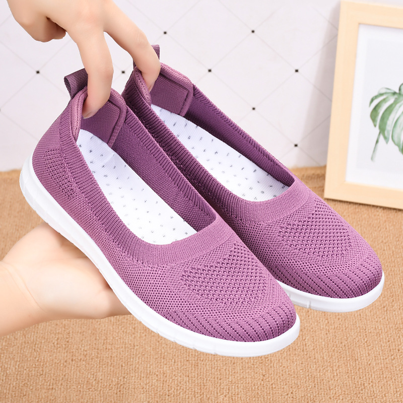 Nuevos viejos zapatos de tela de Beijing para mujeres primavera y verano cómodos zapatos de madre suaves antideslizantes de un pie zapatos transpirables para mujeres mayores