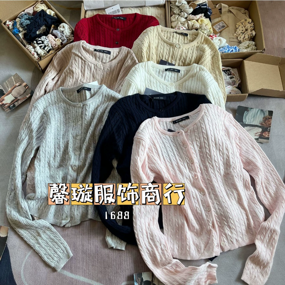 Кардиган-свитер, slim fit, белый пин с косичкой/косой детали, один размер, изделие из вязаного узором трикотажа