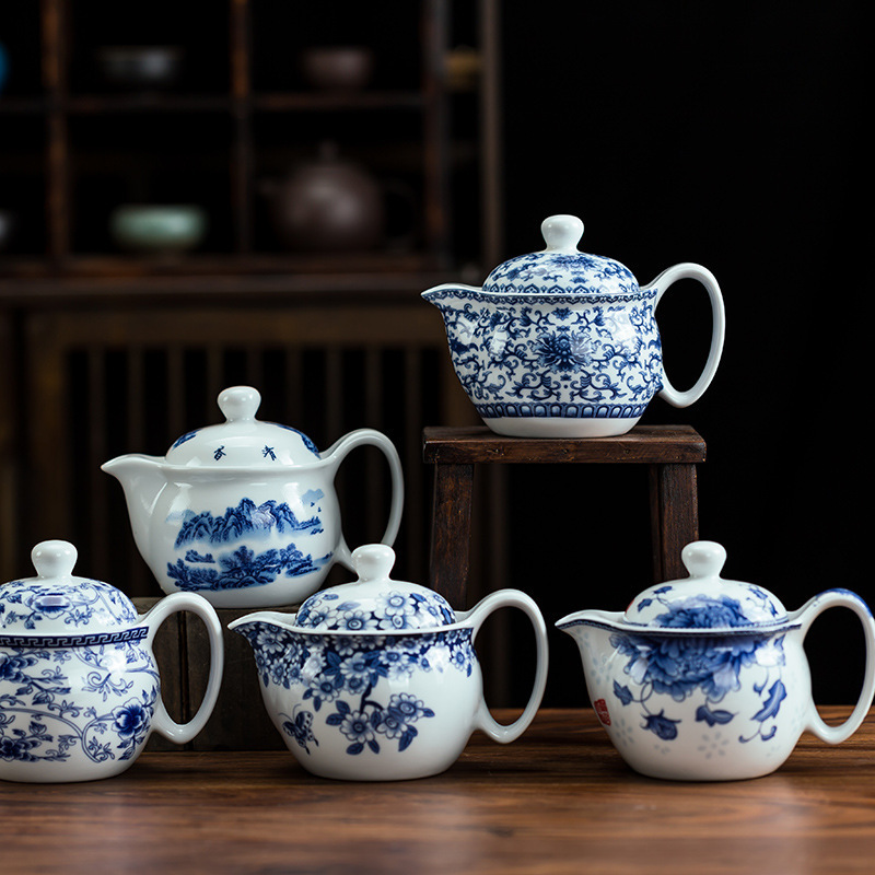 ティーポットにお茶を入れる家庭用陶磁器の工夫単壺の大容量は濾過網を持っています。|undefined