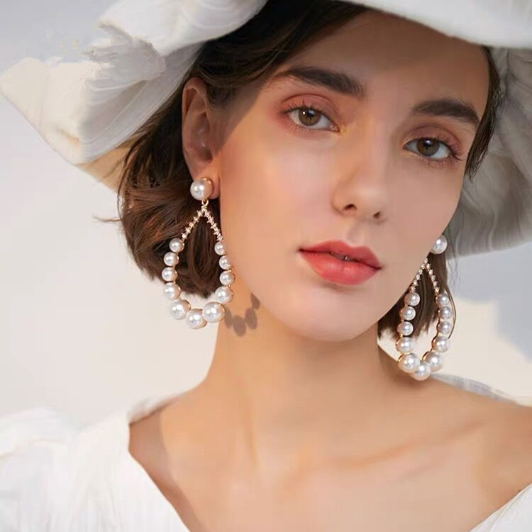 The new earrings personality has big ear earrings sexy exaggeration circle circle Korea fashion belt drill the bride earrings