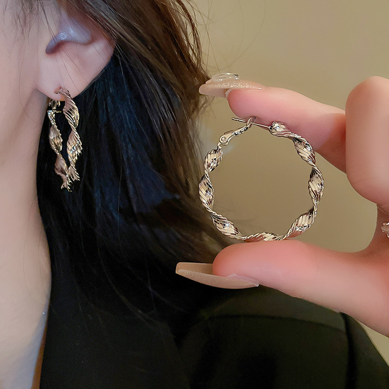 Pendientes ovalados simples de aguja de plata Pendientes de tendencia de personalidad transfronteriza europea y americana Pendientes de diseño de todo fósforo de nicho al por mayor