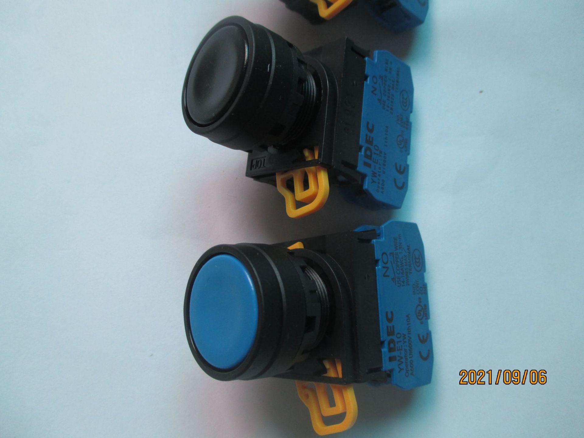 供应全新和泉蓝色按钮YW1B-M1E10S