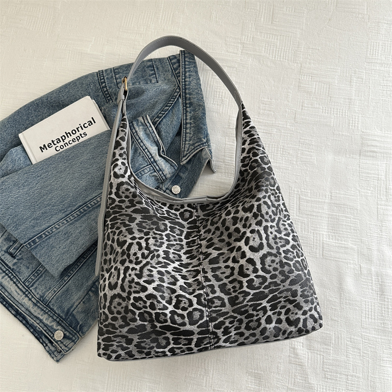 Bolsas de ocio coreanas de gran capacidad, bolsas debajo de las axilas, mujeres 2024 nuevas moda de leopardo, bolsas de mano populares.