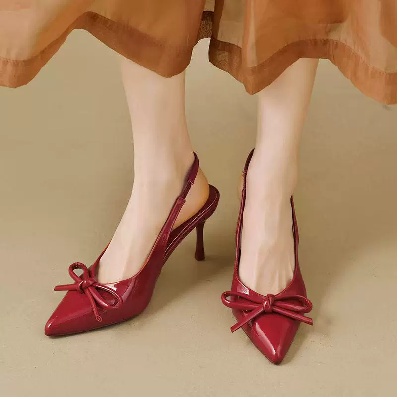 Fashionable sandals with a strap low-cut with bow