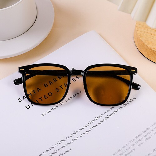 Vintage European and American Punk-Style Sun Glasses with Lettering, Trendy Cat-Eye Design for Street Photography—Perfect for Hip-Hop Looks and Runway Fashion