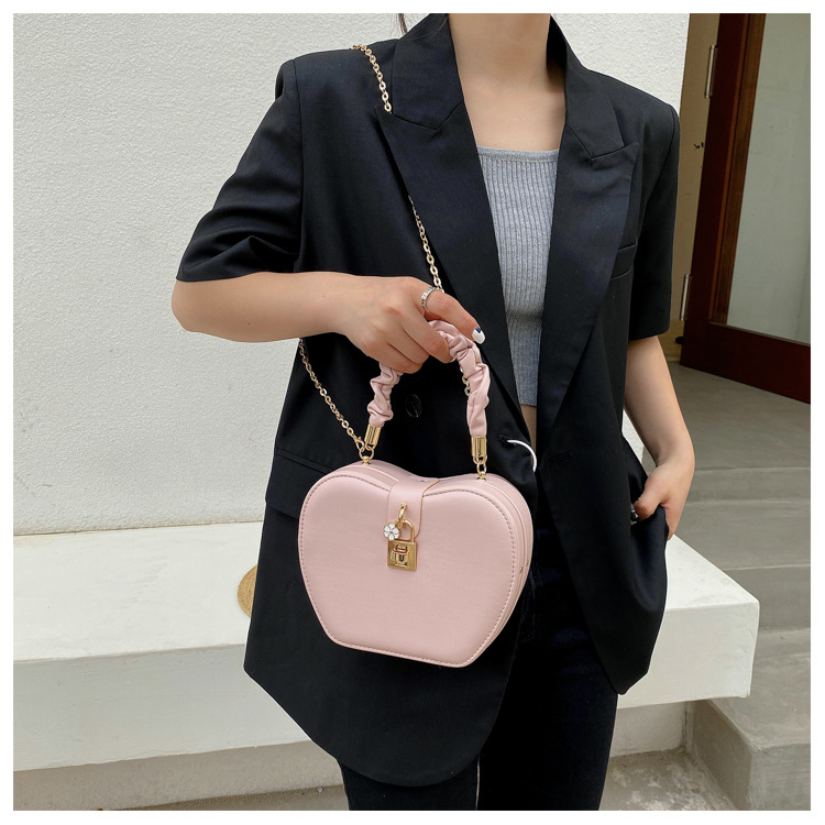 Fashion Portable Messenger Chain Bag display picture 11