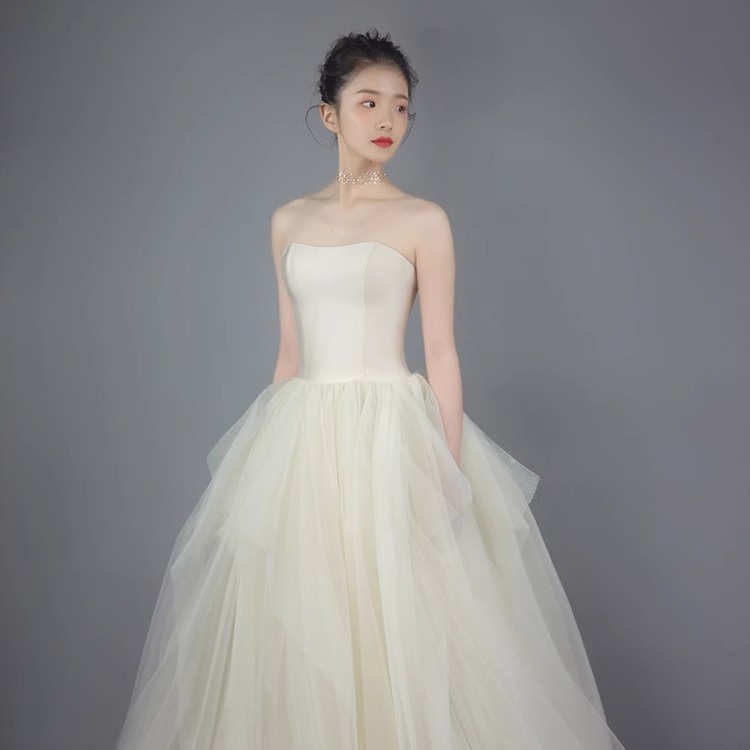 Vestido de boda de satén francés blanco de pecho de verano nuevo vestido de princesa de estilo de estilo de estilo de primavera atmósfera simple vestido de examen de arte
