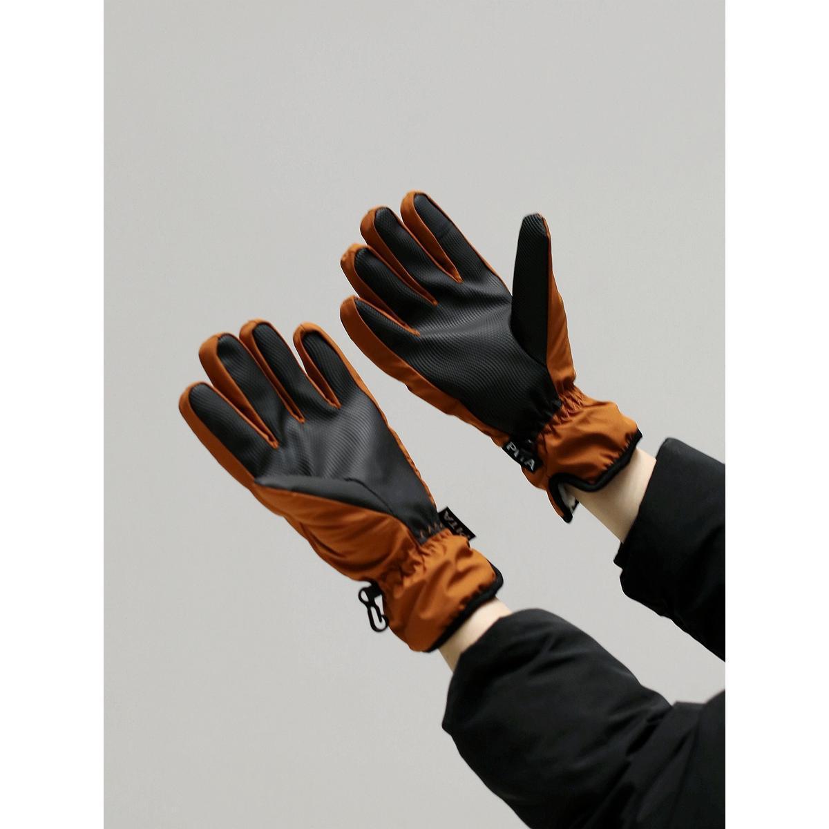 Winter warm cycling gloves for men and women—windproof, touchscreen-compatible, fleece-lined, slimming design, trendy, and water-repellent.
