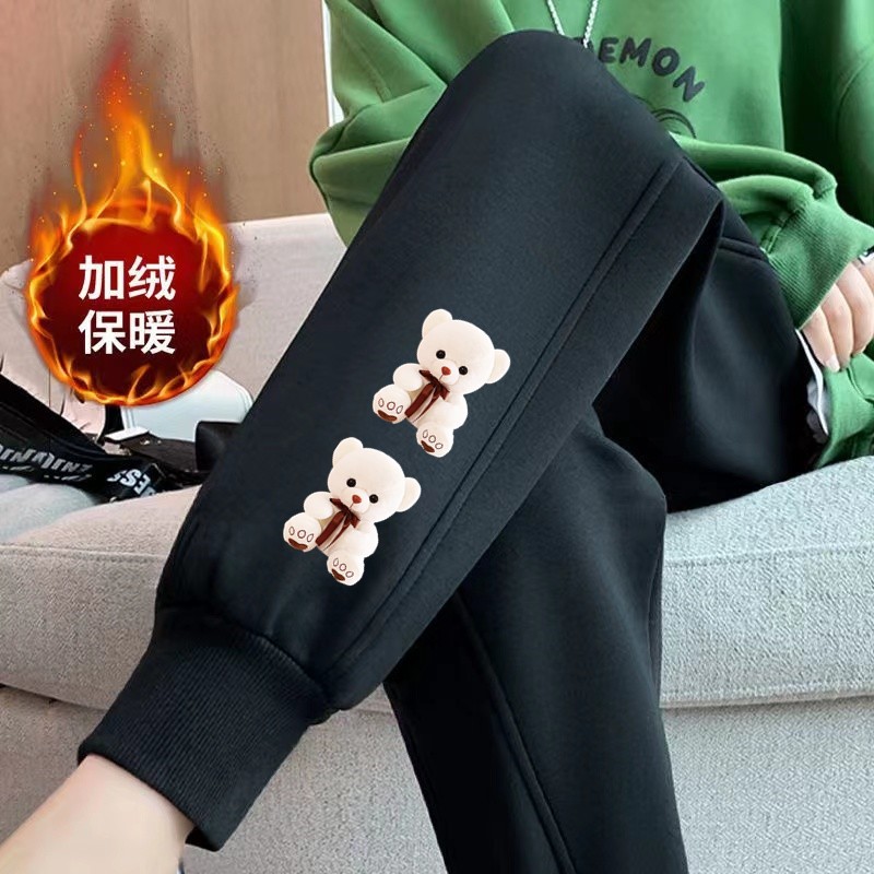 두 개의 백곰 나사 입이 있는 검은색 바지와 벨벳