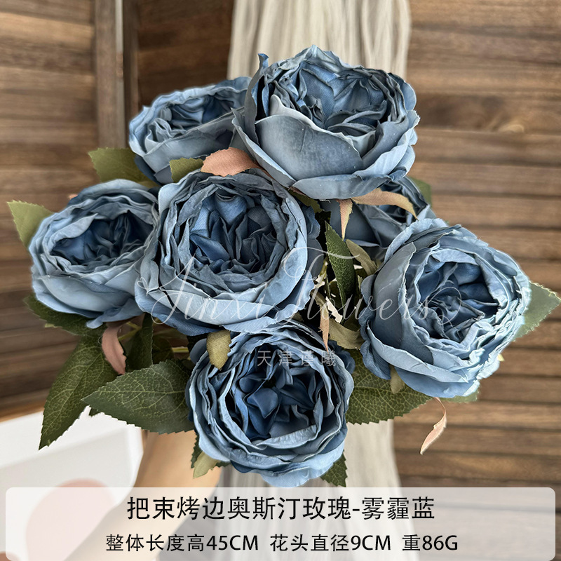縁を焼く7頭のオースティンバラを花の結婚祝いの結婚式に飾った造花の家の客間に生け花を飾る|undefined