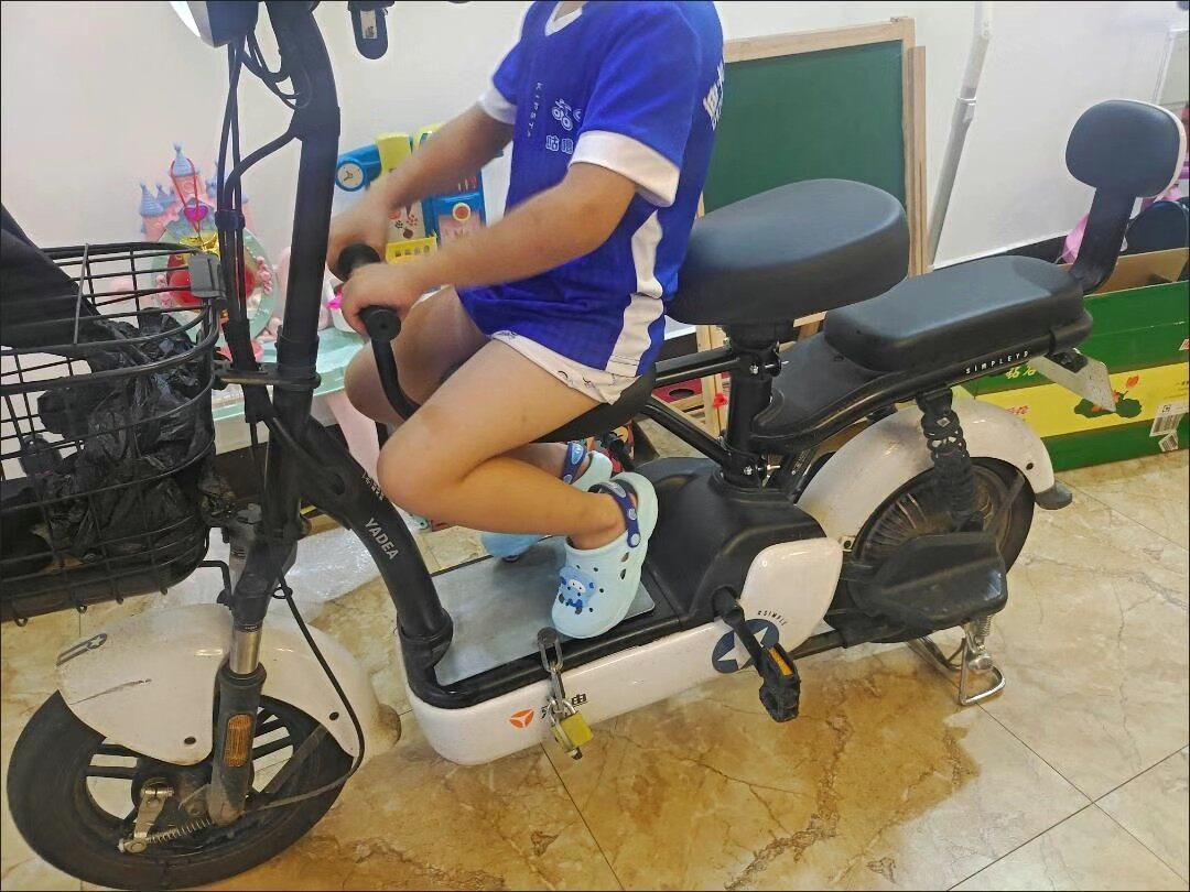 Aima Ya Xinri Electric Scooter with Simple and Safe Front-Mounted Baby Seat for Infants and Young Children