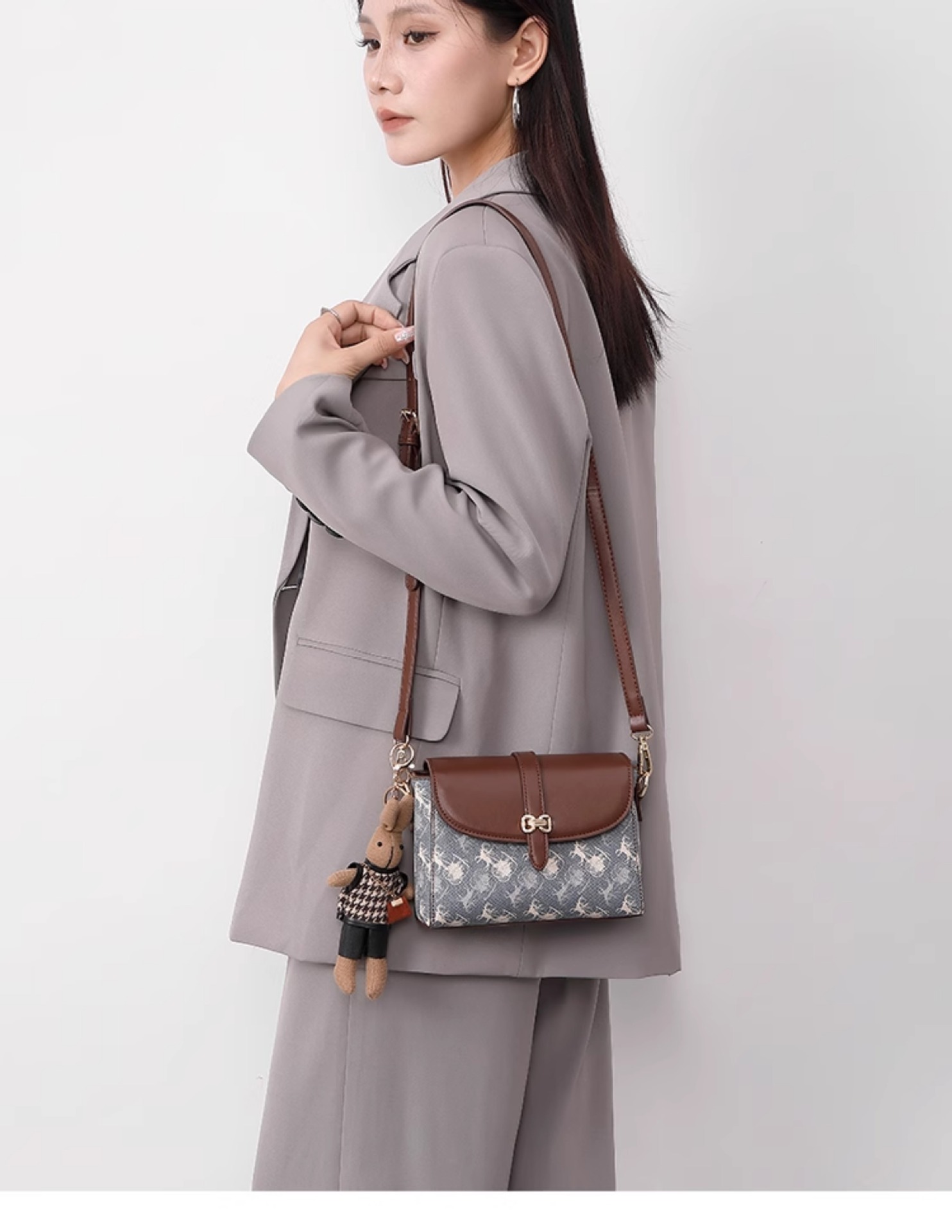 Túi đeo chéo nữ vải canvas nhỏ gọn phong cách cao cấp thu đông — Cà phê với màu xanh để tặng đồ trang trí thỏ chi tiết 15