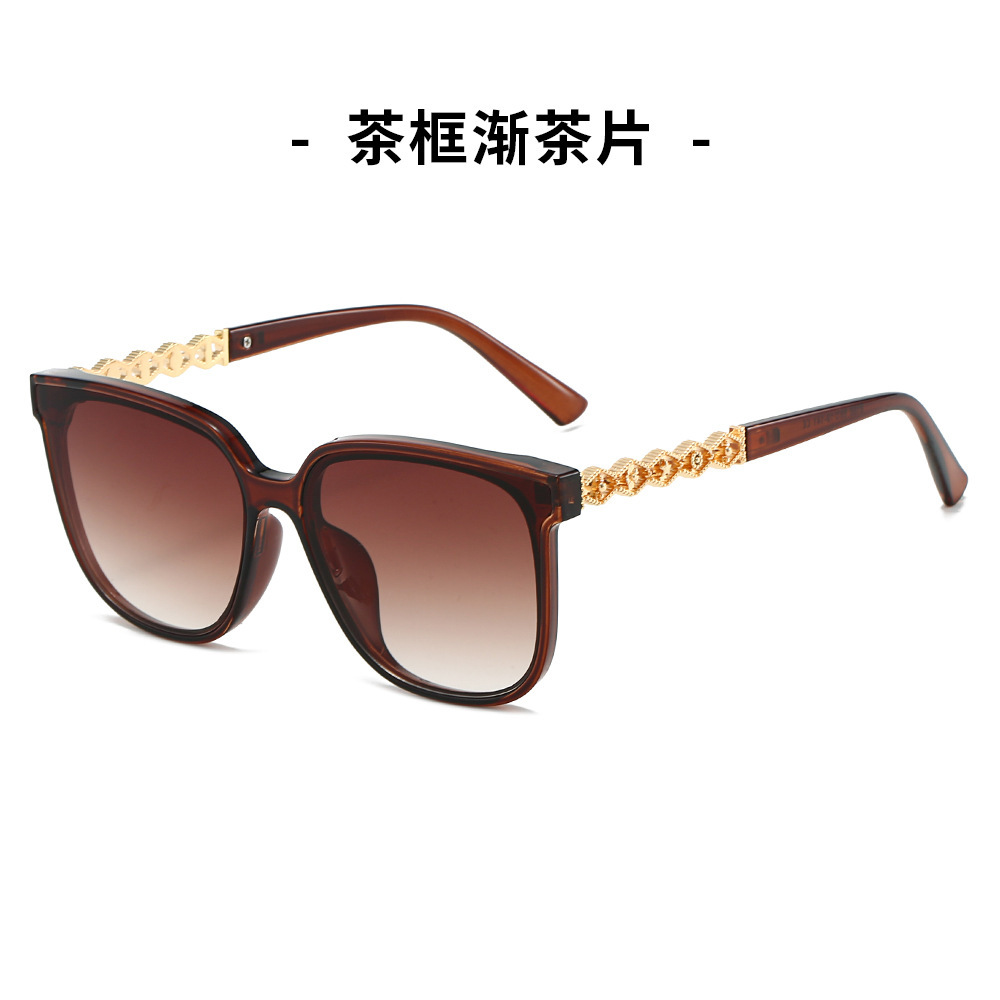 차 조각이 있는 차 프레임