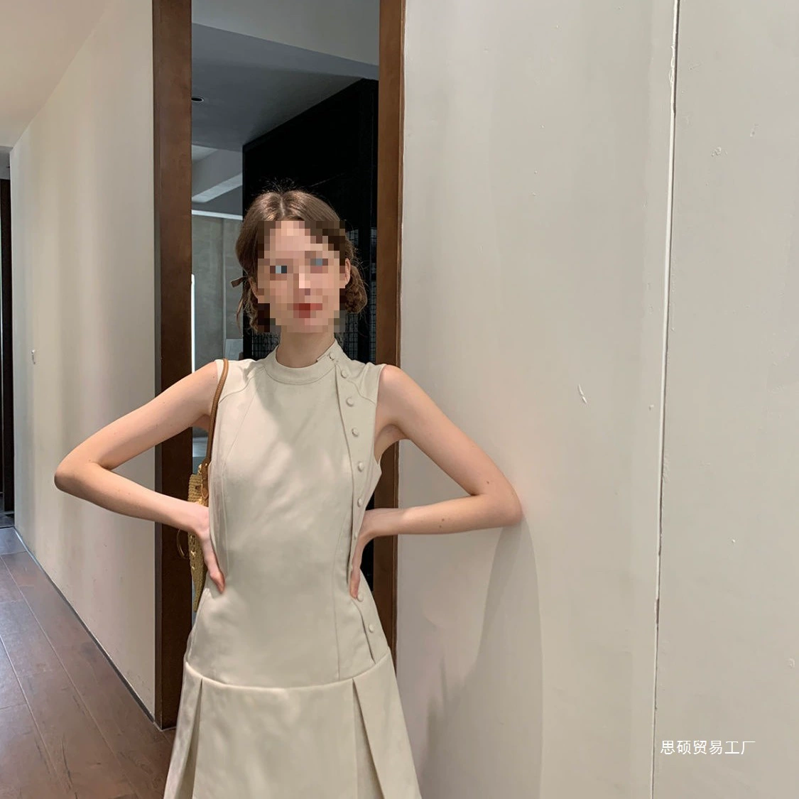 Уникальная новая плиссированная юбка на пуговицах с воротником-стойкой в ​​китайском стиле для женщин, летнее темпераментное миниатюрное короткое платье-жилет без рукавов.