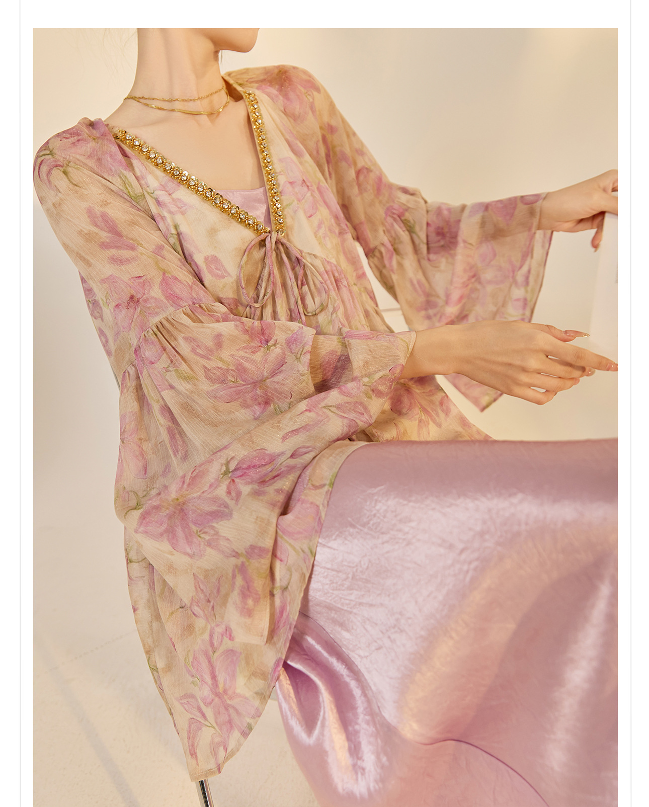 Áo kiểu nữ cổ V tay lồng đèn chất liệu chiffon phong cách Trung Hoa đính đá — màu tím nhạt chi tiết 3