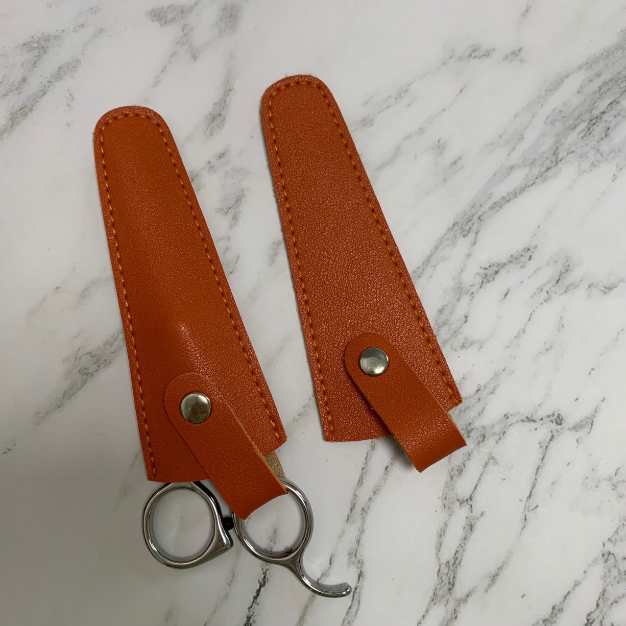 재고 뷰티 가위 키트 가위 가죽 케이스는 로고 컬러 헤어 가위 눈썹 가위 보관 세트를 인쇄 할 수 있습니다.