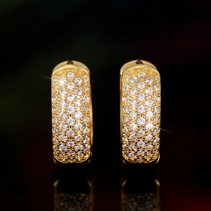 Cao Shi, stilīga slavenība ar tādiem pašiem izsmalcinātiem franču stila auskariem, moderniem cilpveida auskariem_voghion.com