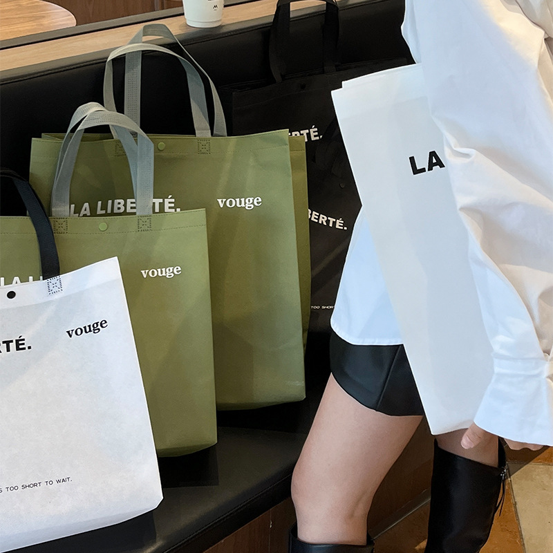 Premium sentido tienda de ropa bolsas de compras no tejidas bolsas de regalo bolsas para hombres y mujeres embalaje cinturón de embalaje puede imprimir logotipo