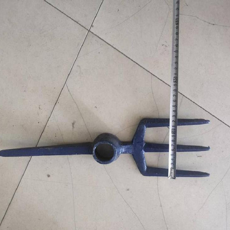 Pico de acero de tres dientes y un riel de punta de acero integrado forjado para ejecutar rieles de acero con mango de madera dura