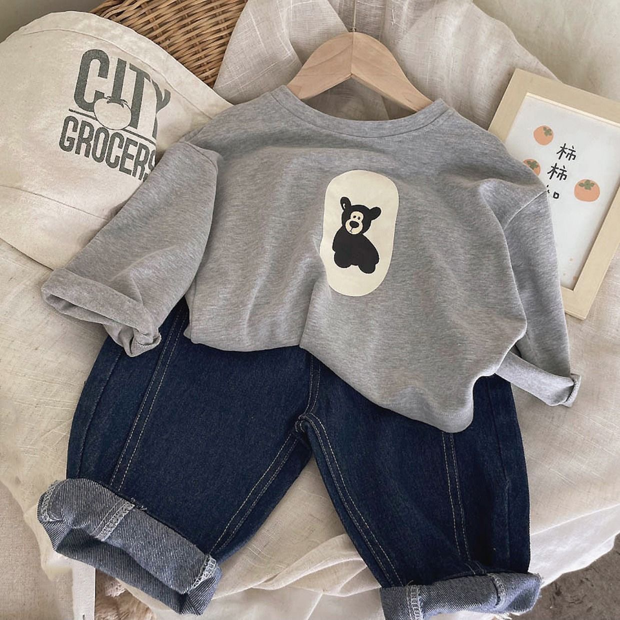 Ropa infantil de primavera y otoño 2023 nueva camiseta de manga larga con cuello redondo de dibujos animados casual estilo coreano para hombres y mujeres camisa de fondo de algodón para bebés