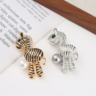 Exquisite Personality Niche Pearl-inlaid Zebra Suit Costume Corsage Retro Fashion Zodiac Horse Year Brooch Pin