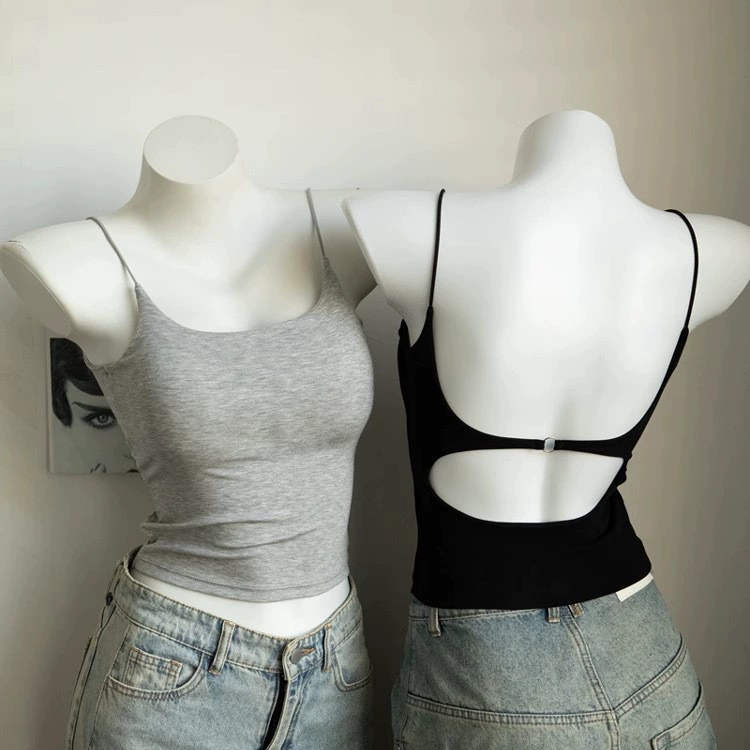 Летняя майка-водолазка (tank top), обтягивающее нижнее белье как верхняя одежда, красивая спина