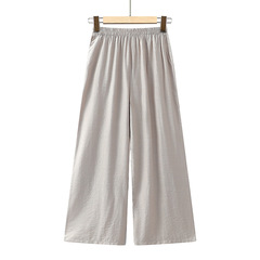 お母さんの夏のゆったりとした綿麻の広い足のズボンの中で老年の婦人服の夏服の高い腰のカジュアルなズボンのおばあさんは大きいサイズのズボンを詰めます。