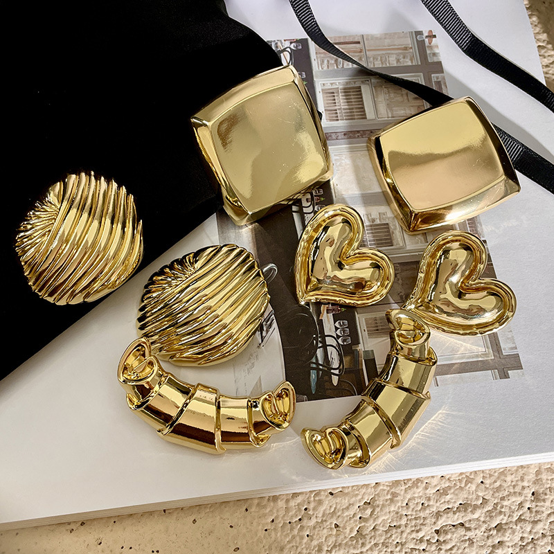 30g Weight Alloy Ear Needle Material Earrings Classification 1 Pair Quantity Daily Occasion Alloy Material Geometric, Heart Shape Pattern Women's Gender Plating Design IG Style, Retro Style 1 Pair IG Style Retro Geometric Heart Shape Plating Alloy Earrings 5