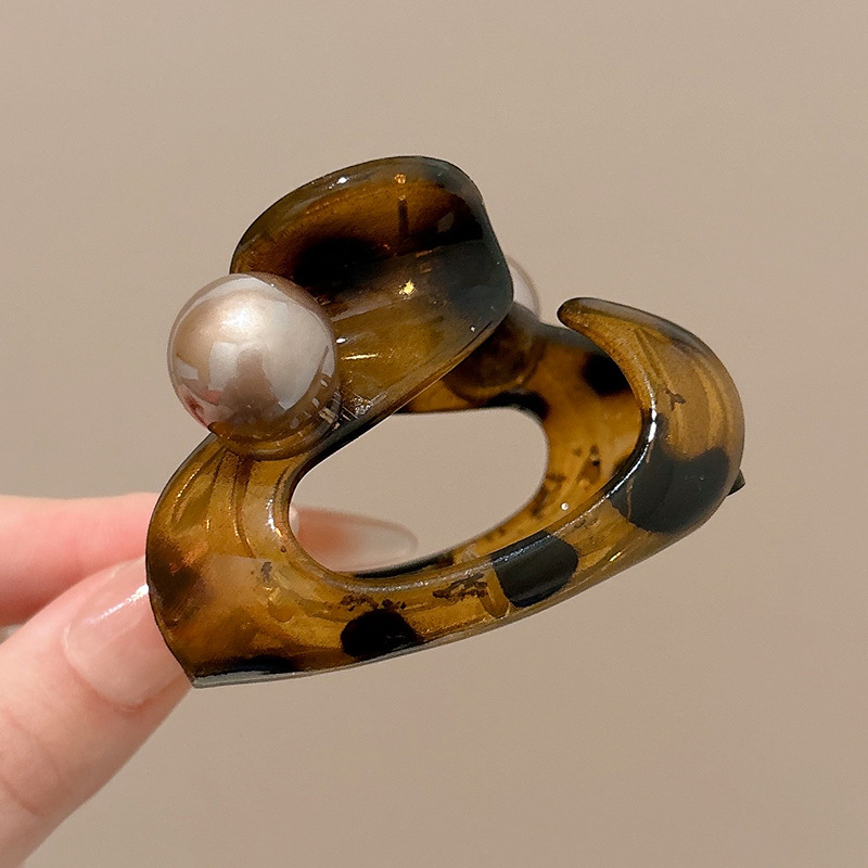 Retro temperamento medio atado clip de cabello para mujeres 2025 nuevo nicho de diseño clip de tiburón clip de cabello de cabeza detrás del toque de cabeza clip de cabello