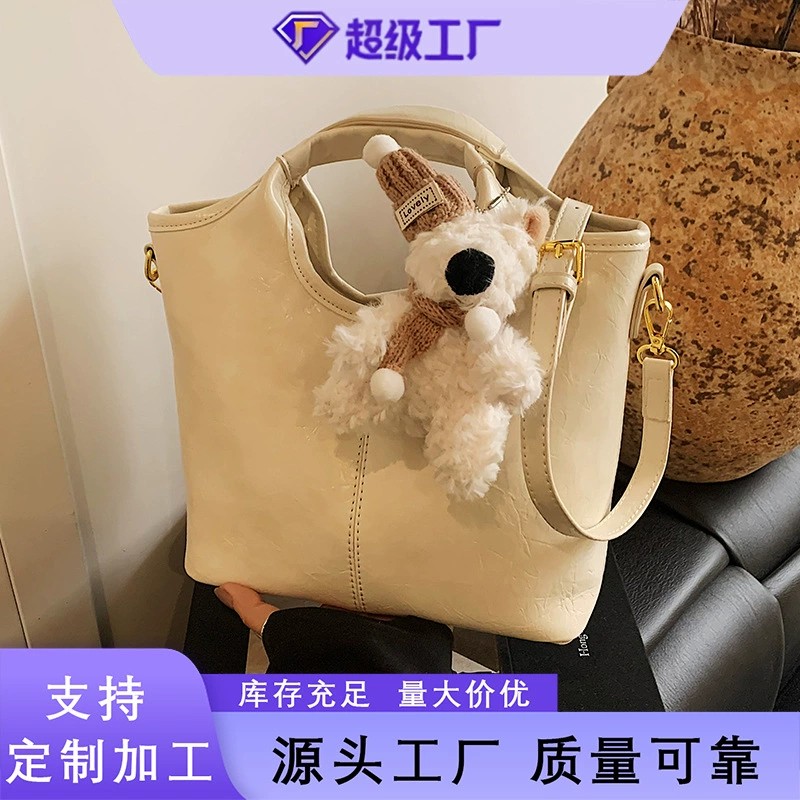 Однотонная женская сумка для путешествий, большая вместимость, новинка весны 2025, стильная сумка через плечо, портативная сумка-ведро для женщин.