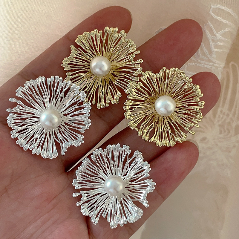 Elegant retro fashionable earrings from pearl