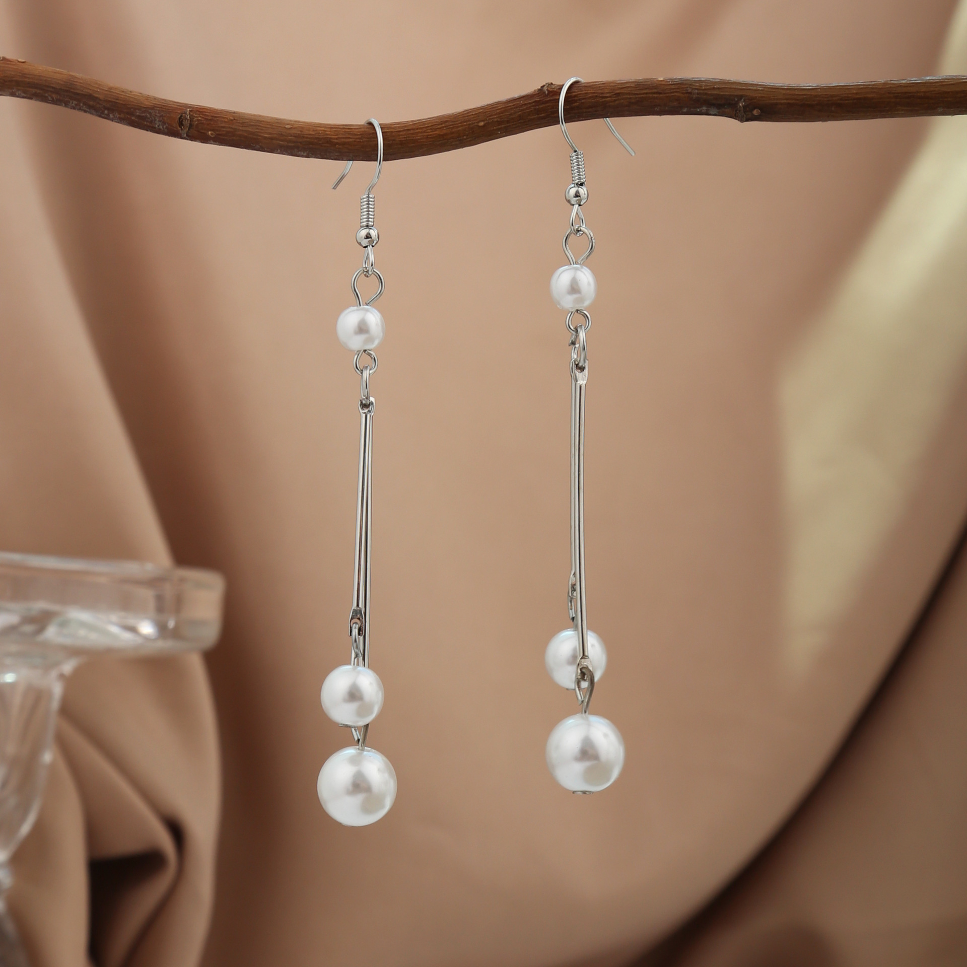 Pendientes de pétalos blancos de estilo coreano de alta gama con elegantes borlas de flores transparentes y perlas.