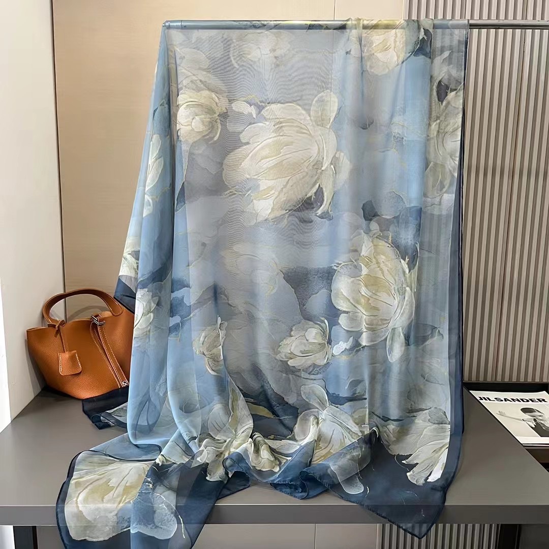 春と秋のシルクスカーフ女性用2026年新作大判ガーゼスカーフ、スタイリッシュでシンプル、多用途、おしゃれな日焼け止めショール、お母さんへのプレゼントに最適。