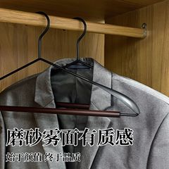 肩を入れて北欧のシンプルな黒と白の鉄の木を結合して無傷のハンガーの家庭用の服の食器棚のケヤキのズボンを一体にします。