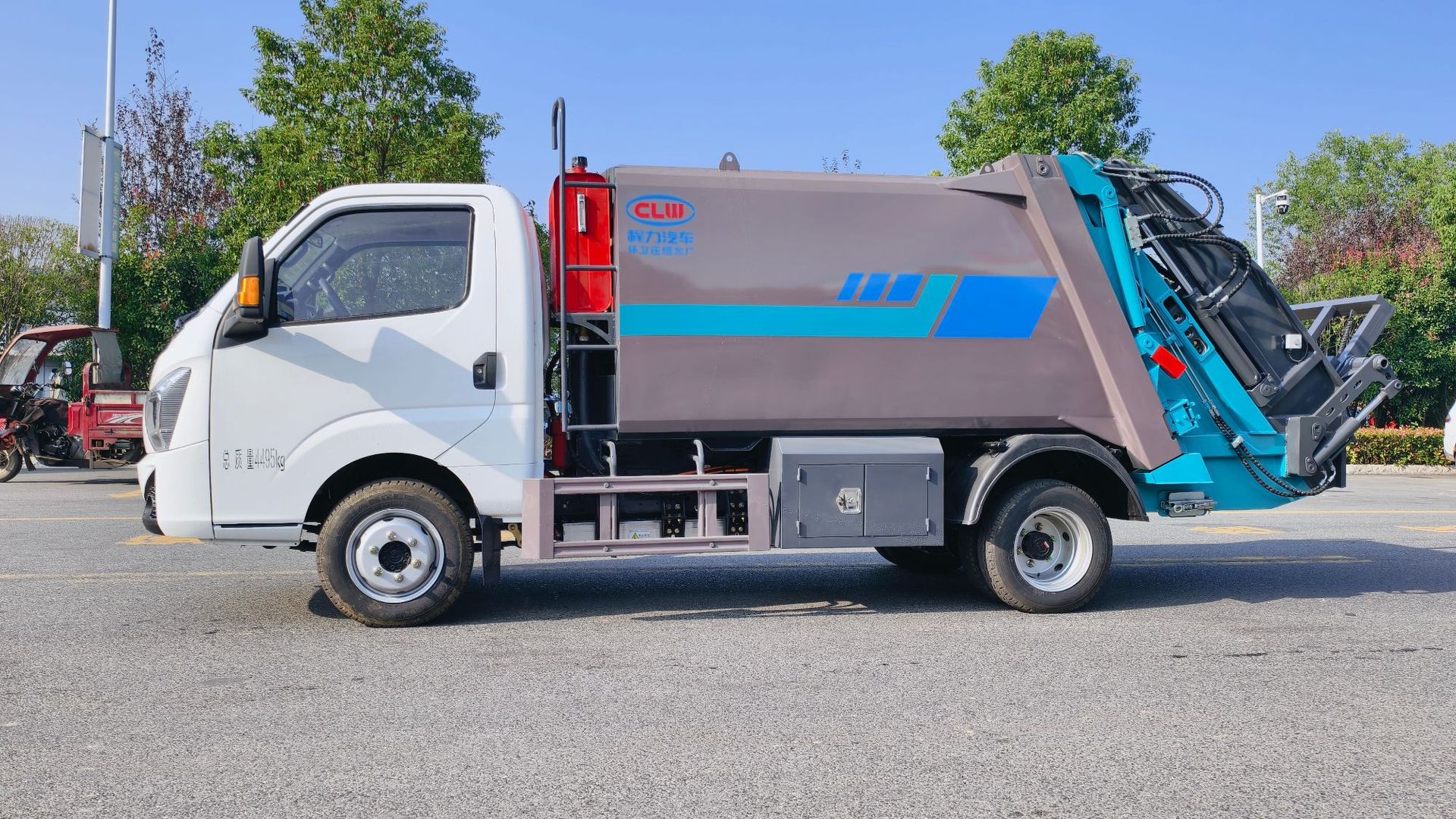 New energy 3-cubic-meter small compactor garbage truck with sealing system, retractable Aochi electric 6-cubic-meter garbage truck