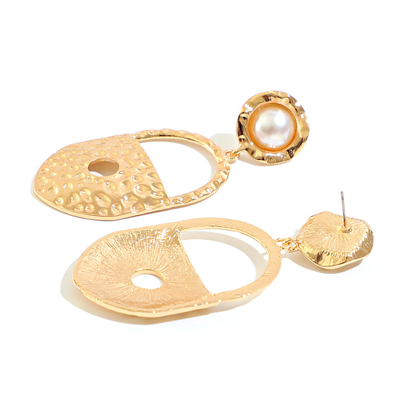 Personalized diamondstudded pearl hollow earrings creative lock earrings temperament fashion earringspicture4
