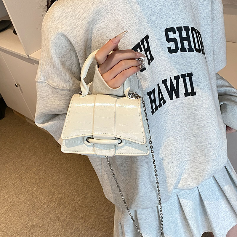 Bolso de mujer de anguila plateada 2024, nuevo estilo de moda de alta calidad, bolso de hombro de cadena, bolso compacto y exquisito.