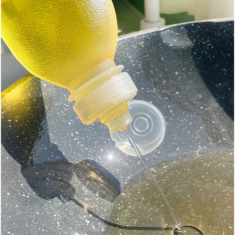 叫びの油壺の台所のプラスチックの調味料は油を入れて油を入れます。|undefined