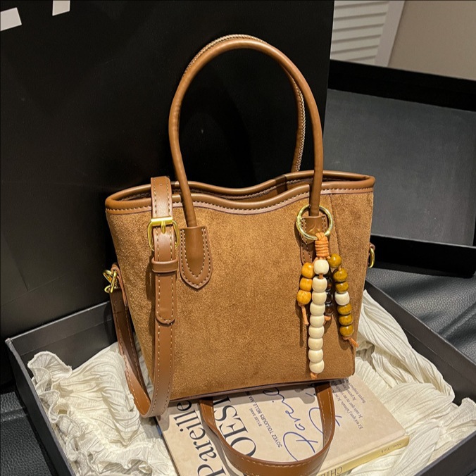 2025 otoño y invierno nuevo bolso de alta calidad bolso de cubo de agua universal bolso de hombro popular de mujer retro mochila esmerilado