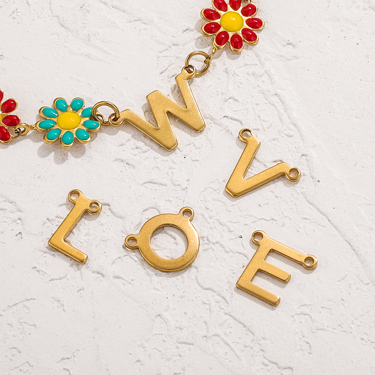 Acero inoxidable impermeable de oro 18K 26 mini letras collar colgante colgante de doble agujero colgante accesorios de moda DIY