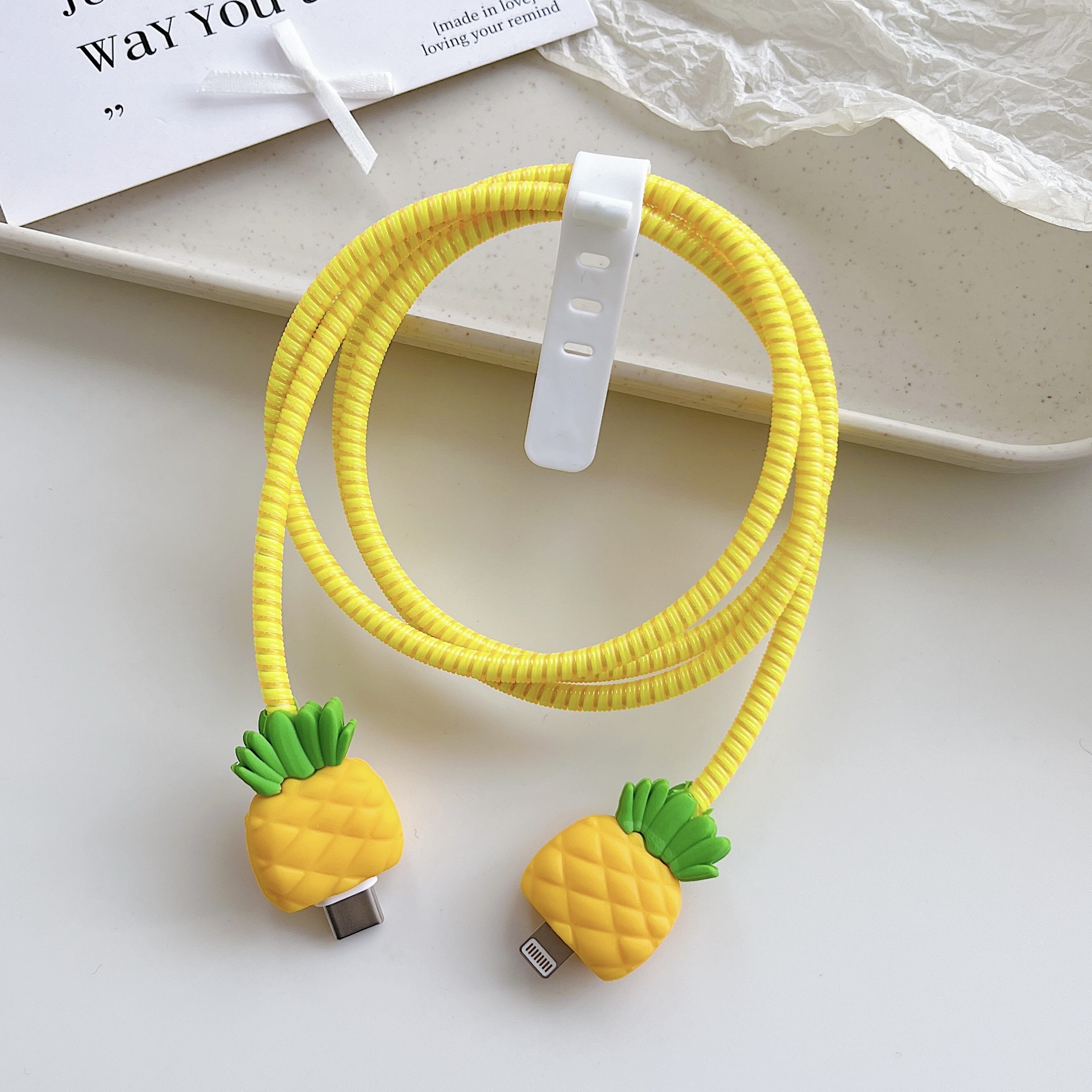 Amazon cartoon cable de datos cubierta adecuada para Apple Android cable de datos de carga rápida cuatro piezas en stock al por mayor