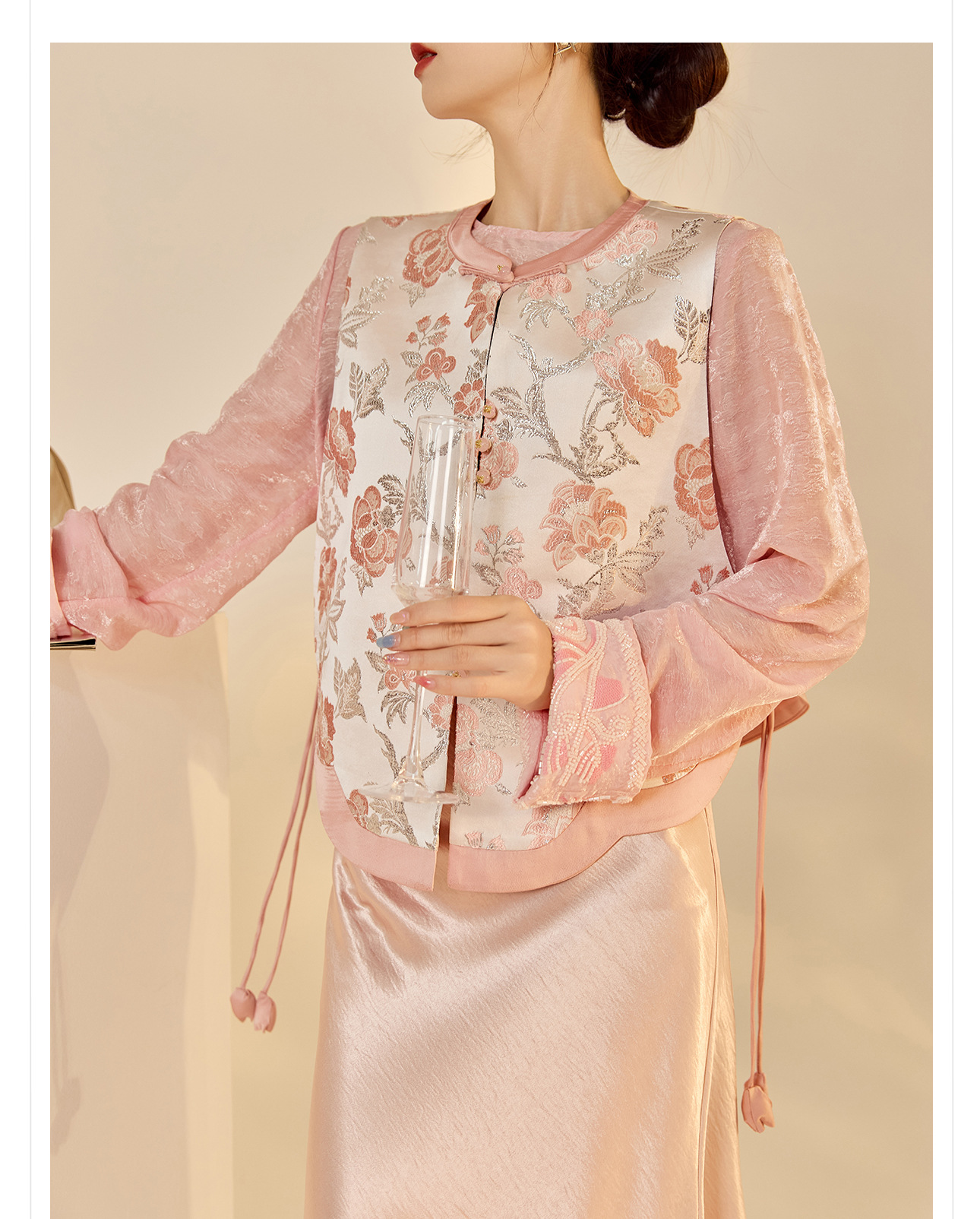 Bộ áo vest không tay và chân váy phong cách Trung Hoa dệt hoa lụa bạc N8065 — áo ghi lê, váy hồng chi tiết 10