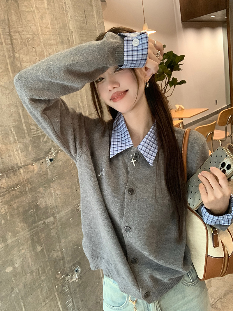 [캐시미어] 격자 무늬 바느질 가짜 투피스 니트 스웨터 여성의 세련된 자수 느슨한 대학 스타일 긴팔 카디건