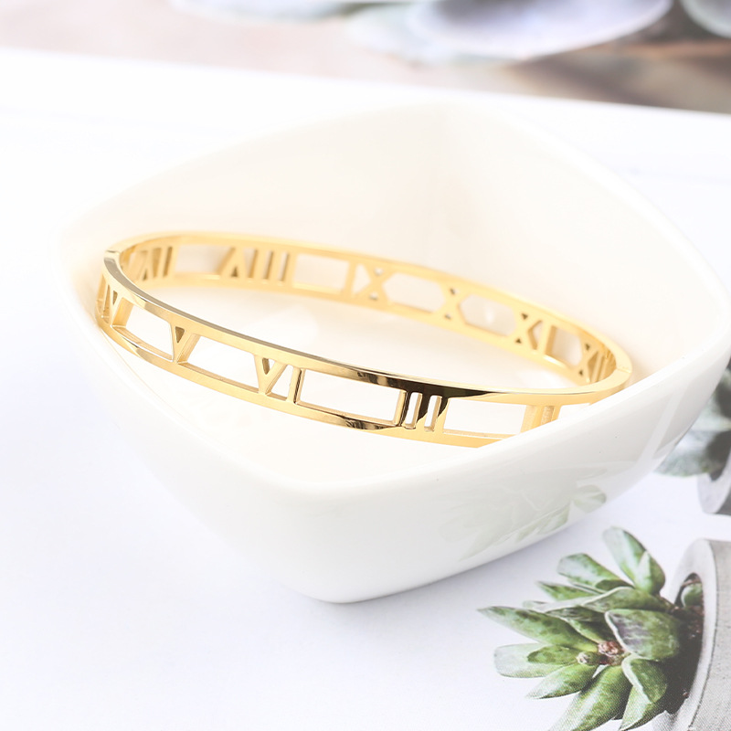 Wholesale 1 Piece Simple Style Letter Solid Color Titanium Steel 18k Gold Plated Bangle display picture 4