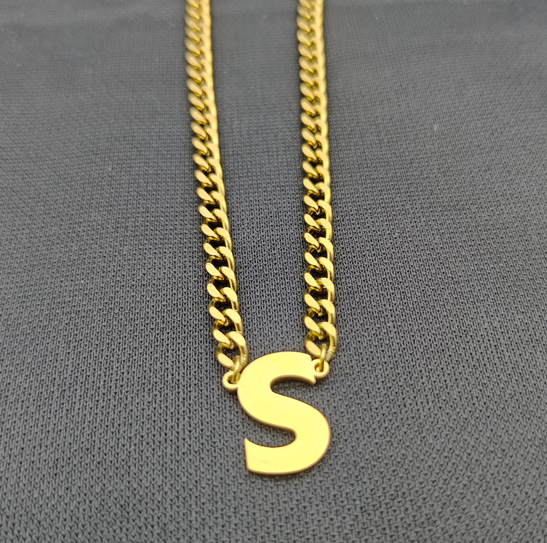 Collar de cadena cubana de acero inoxidable estilo hip-hop con apellidos europeos y americanos, colgante de letra mayúscula de oro de 18K con 26 letras.
