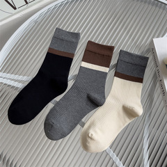 色合わせの秋冬の新型シンプルな靴下の中の筒の靴下は合わせて快適で足を締めません。