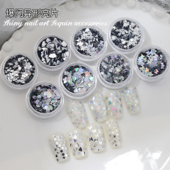 卸売りのネットの赤いレーザーは蝶の愛のスパンコールのネイルアクセサリーの赤い本の幻の星の超薄いDIYの爪の服を発射します。