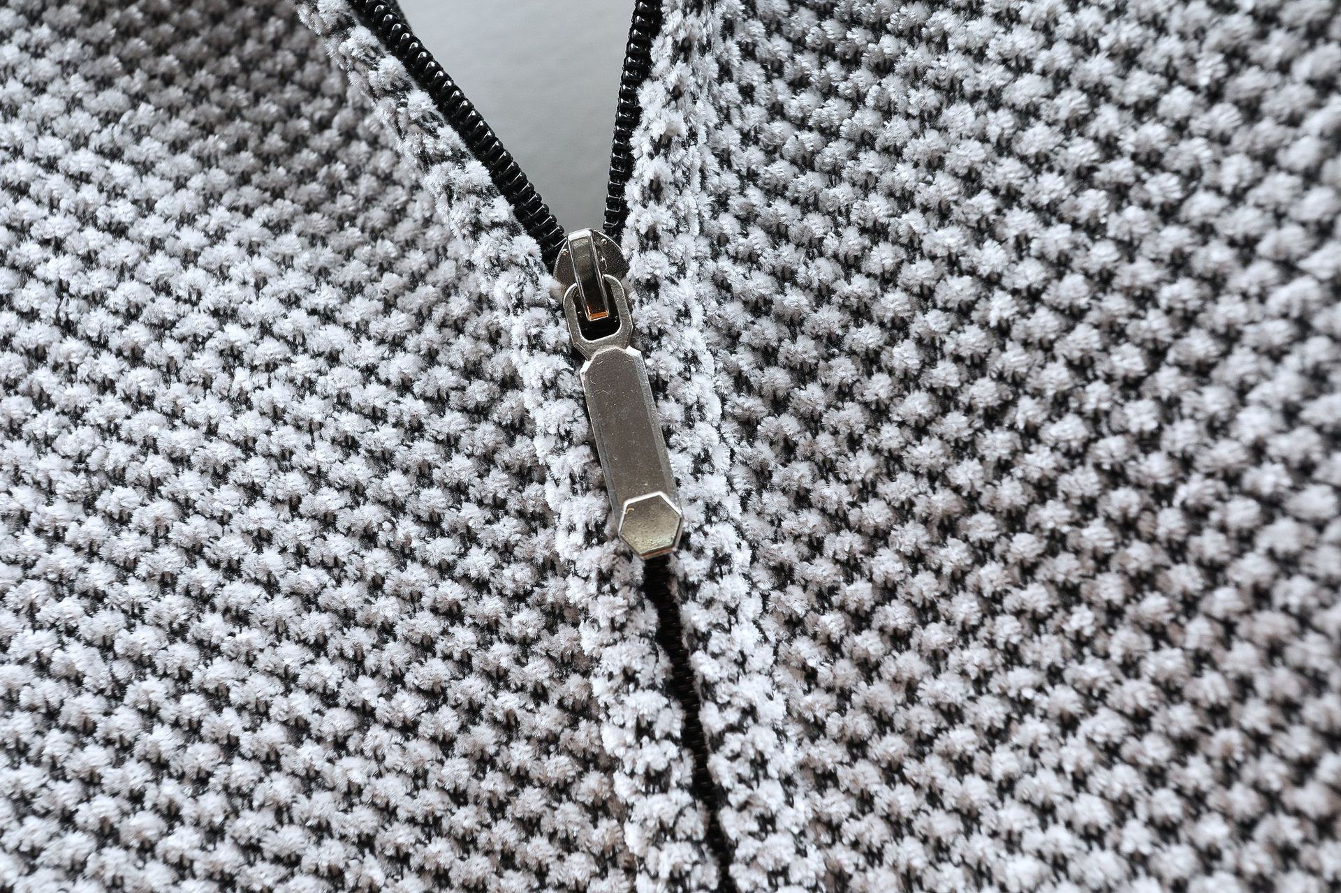 "Langer Chenille-Kapuzenpullover für Herren – Fleecegefütterter Slim Fit-Strickpullover mit geripptem Saum"_voghion.com